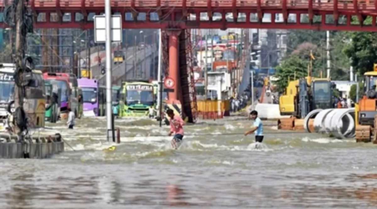 भारी बारिश के कारण प्राकृतिक आपदाओं में कम से कम 18 लोगों की मौत